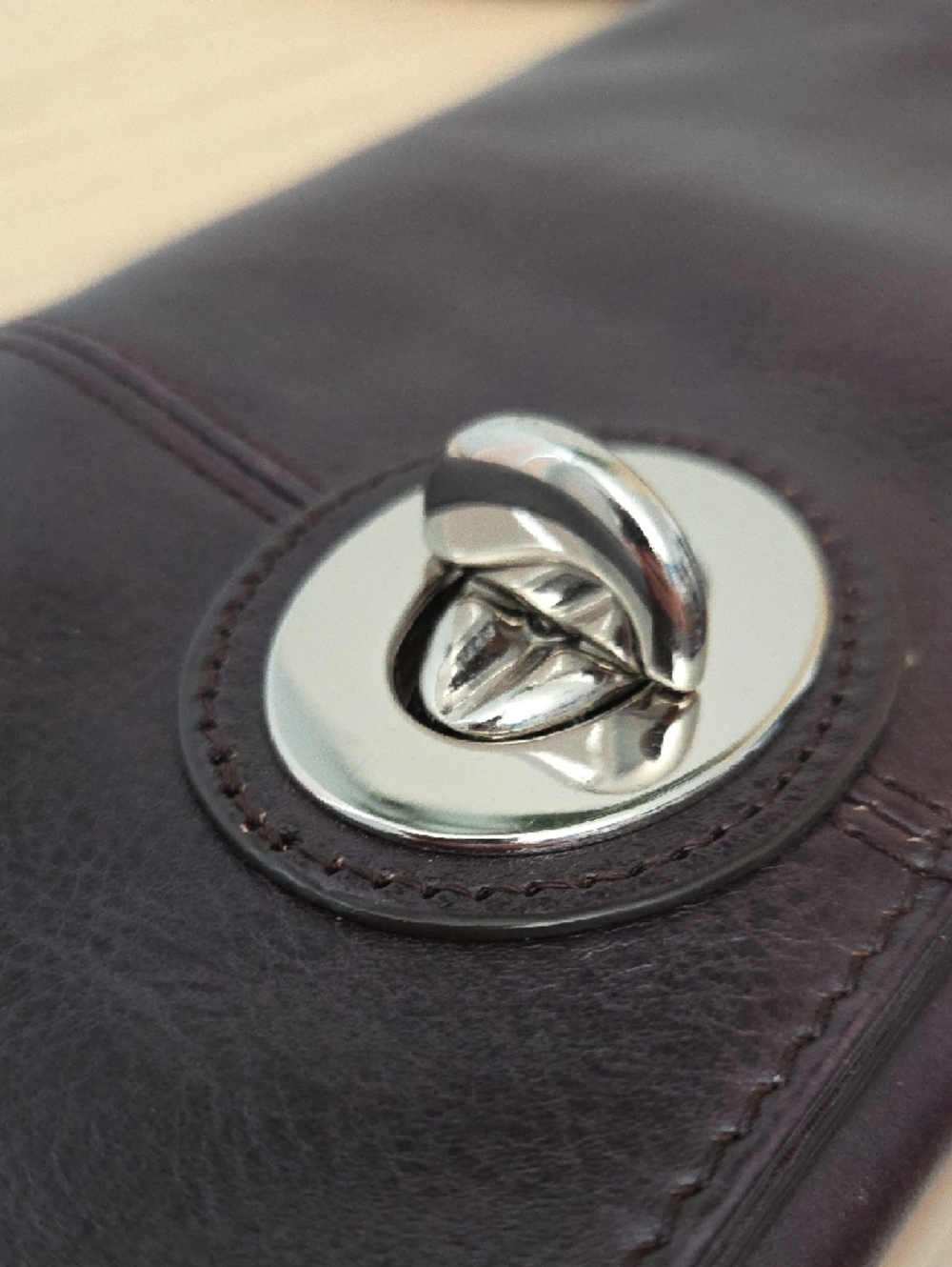 Danier Genuine Leather Dark Plumy Brown Turn Key Clutch w Kiss Lock Coin Pouch - Picture 4 of 7
